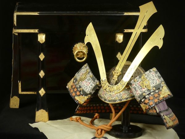 Casque Kabuto et son coffre en bois