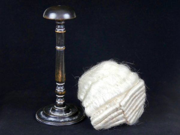 Perruque courte et porte-perruque