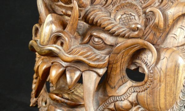 Masque balinais en bois (détail 3/4)