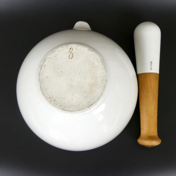Mortier d’officine Bayeux et pilon (dessous)