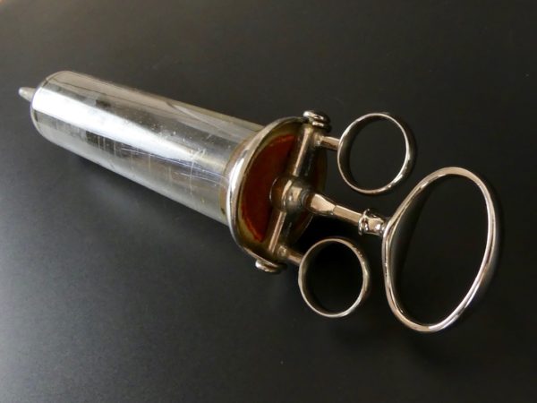 Clystère seringue (détail 3/4)