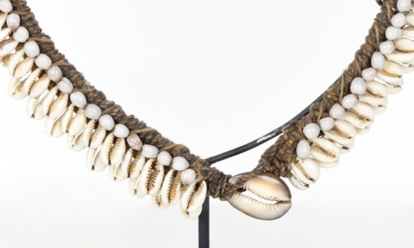Collier à plumes papou (détail attache)