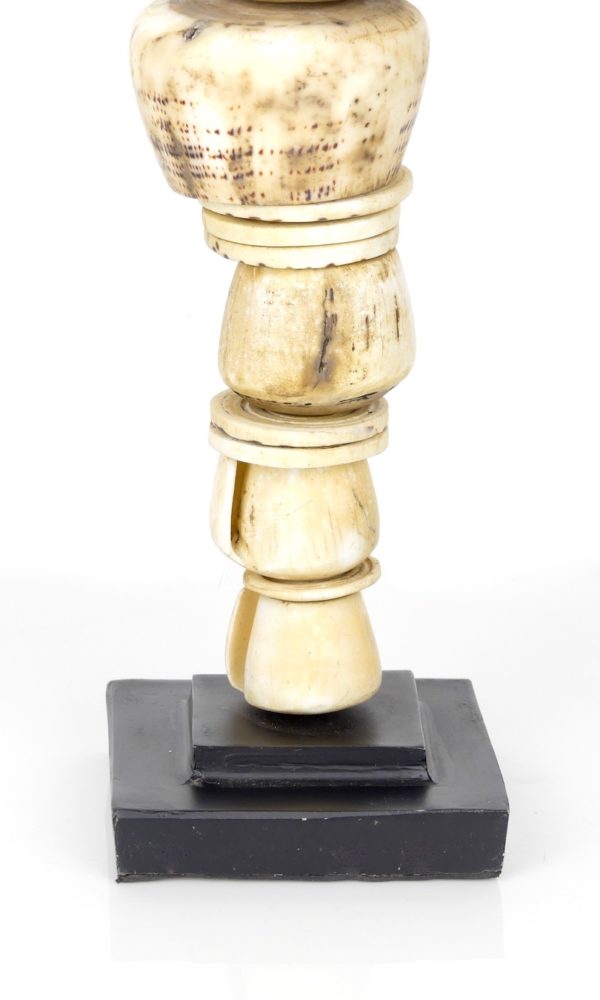 Grand bâton-monnaie papou (socle)