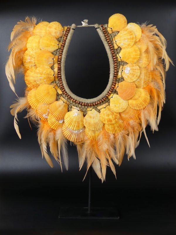 Collier coquilles et plumes orange papou (face)