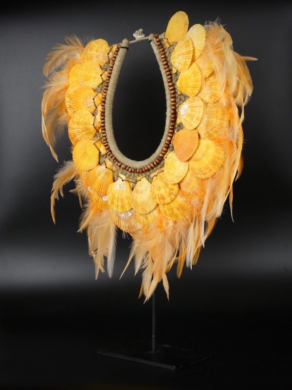 Collier coquilles et plumes orange papou (3/4)