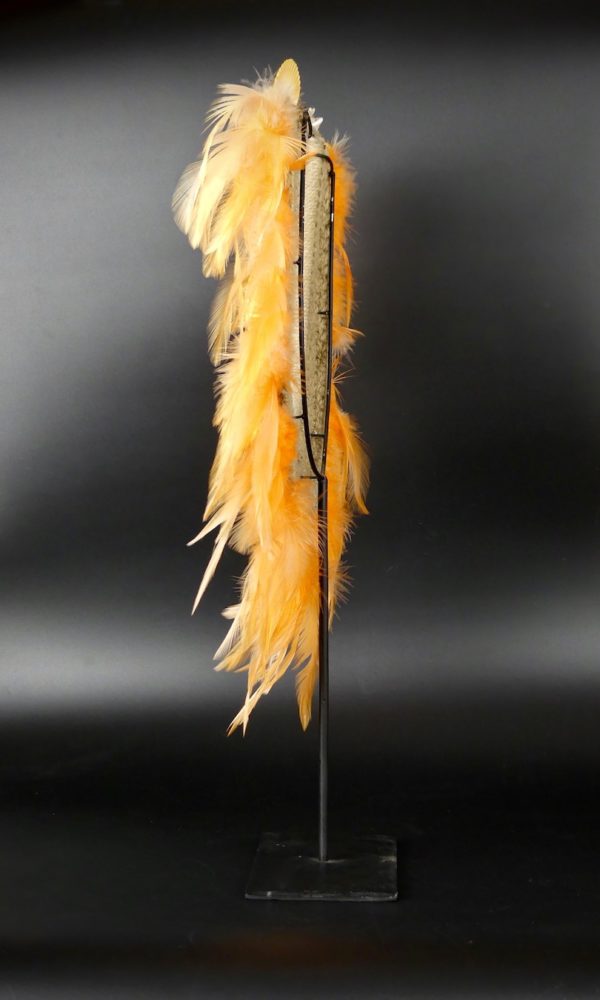 Collier coquilles et plumes orange papou (profil)