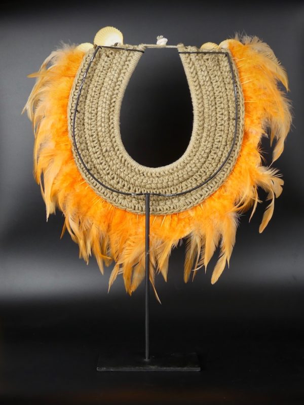 Collier coquilles et plumes orange papou (dos)