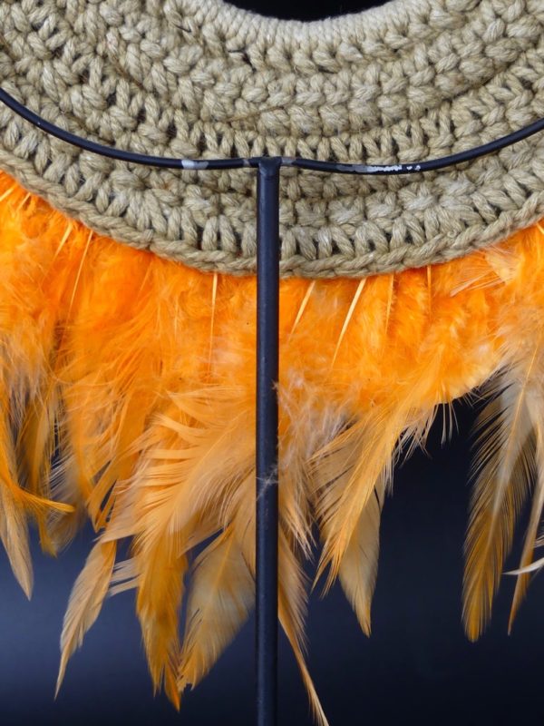 Collier coquilles et plumes orange papou (détail dos)