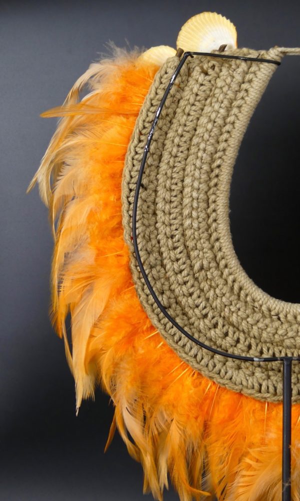 Collier coquilles et plumes orange papou (détail 2)