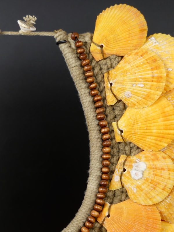 Collier coquilles et plumes orange papou (détail 3)
