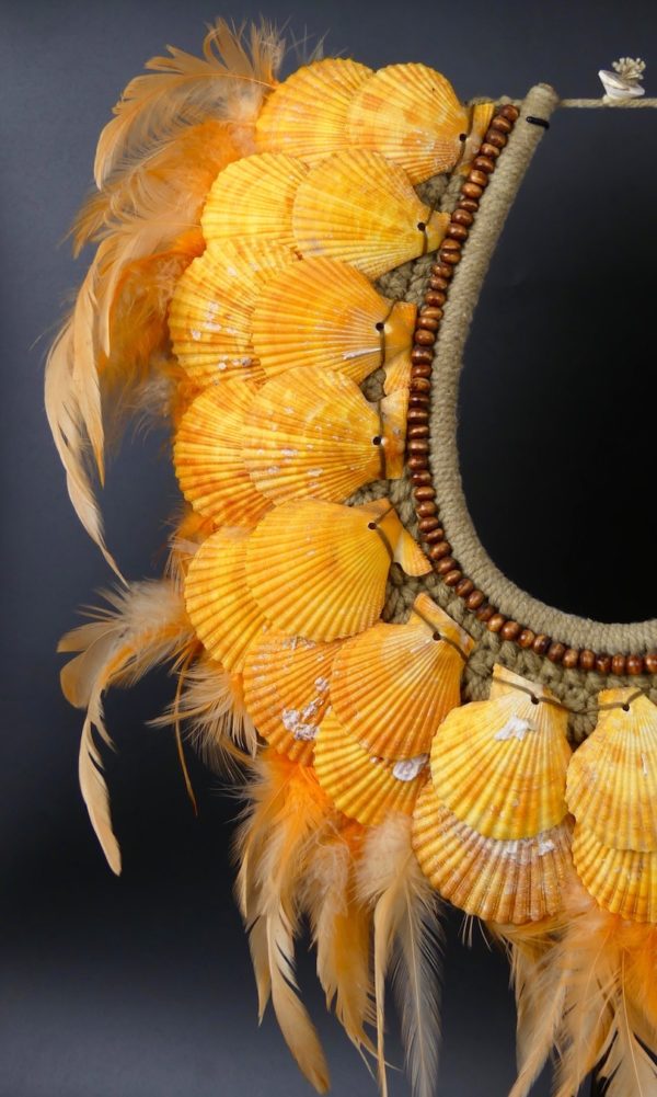 Collier coquilles et plumes orange papou (détail 4)