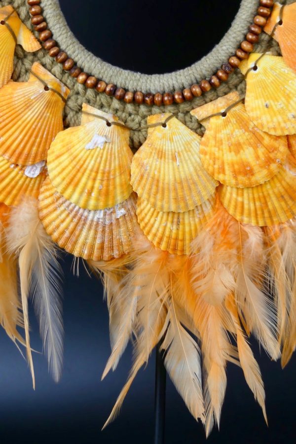 Collier coquilles et plumes orange papou (détail 5)