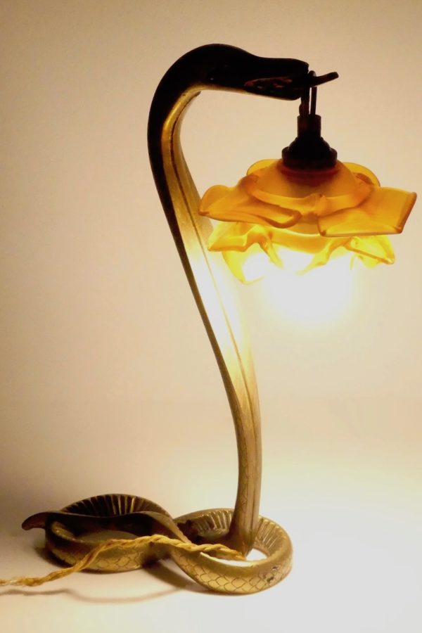 Lampe cobra Art Nouveau (allumée)