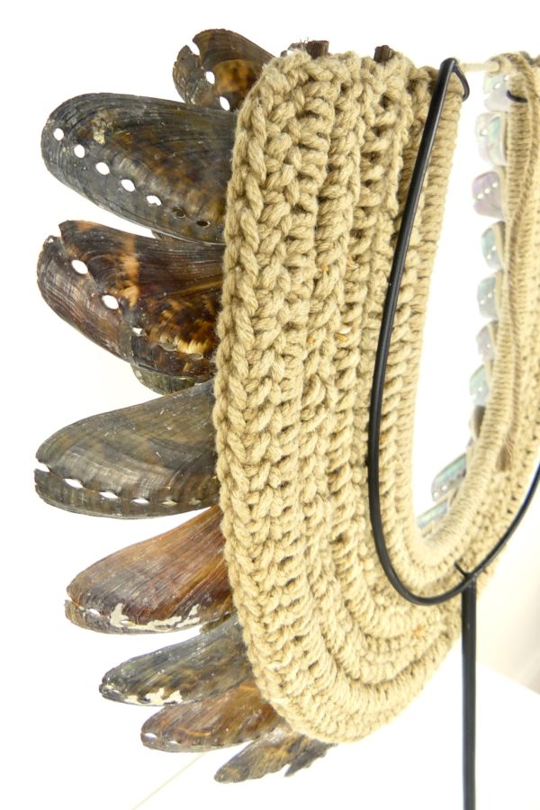 Collier d'ormeaux papou (détail dos)