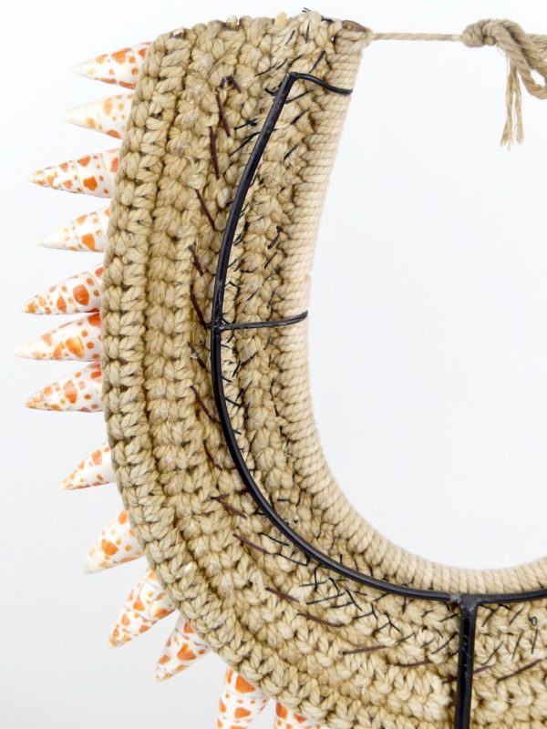Collier papou de Mitra Mitra (détail dos)
