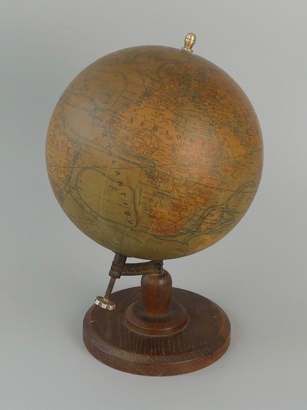 Globe terrestre de bureau ancien (profil)