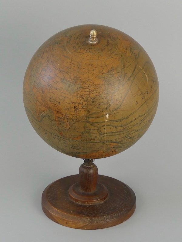 Globe terrestre de bureau ancien (face)