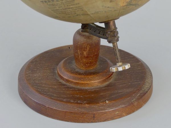 Globe terrestre de bureau ancien (détail 3/4)