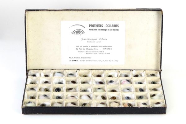 Boîte de 50 yeux de verre (ouverte)