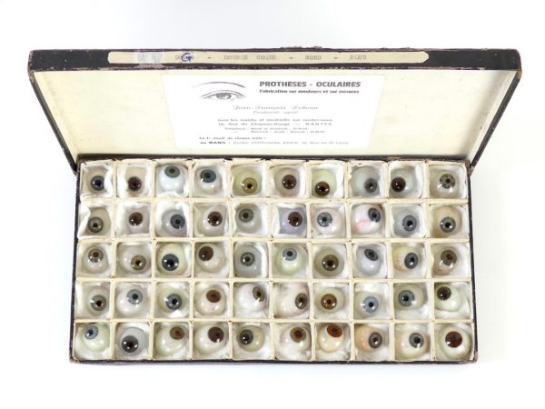 Boîte de 50 yeux de verre (ouverte dessus)