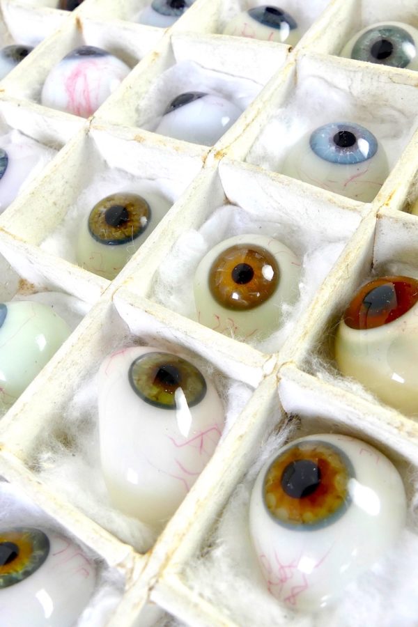 Boîte de 50 yeux de verre (détail)