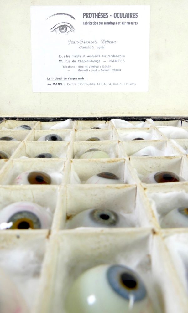 Boîte de 50 yeux de verre (détail 2)