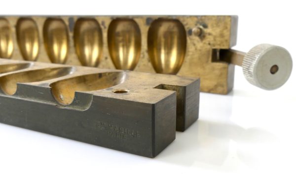 Moule à ovule (détail estampille)