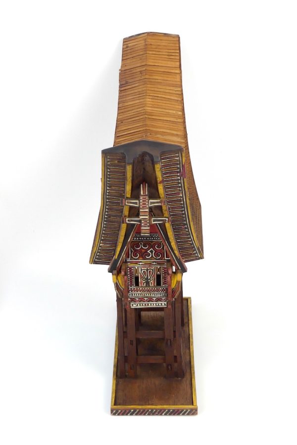 Maquette Tongkonan Toraja (derrière)