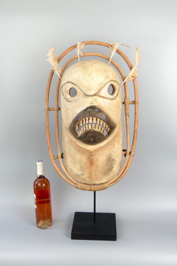 Grand masque Yupik Esprit grimaçant allongé blanc (face)
