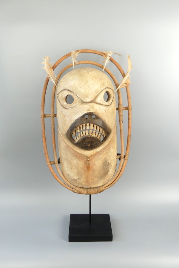 Grand masque Yupik Esprit grimaçant allongé blanc