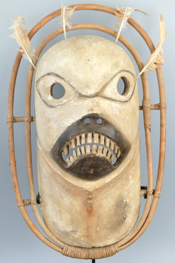 Grand masque Yupik Esprit grimaçant allongé blanc (détail)