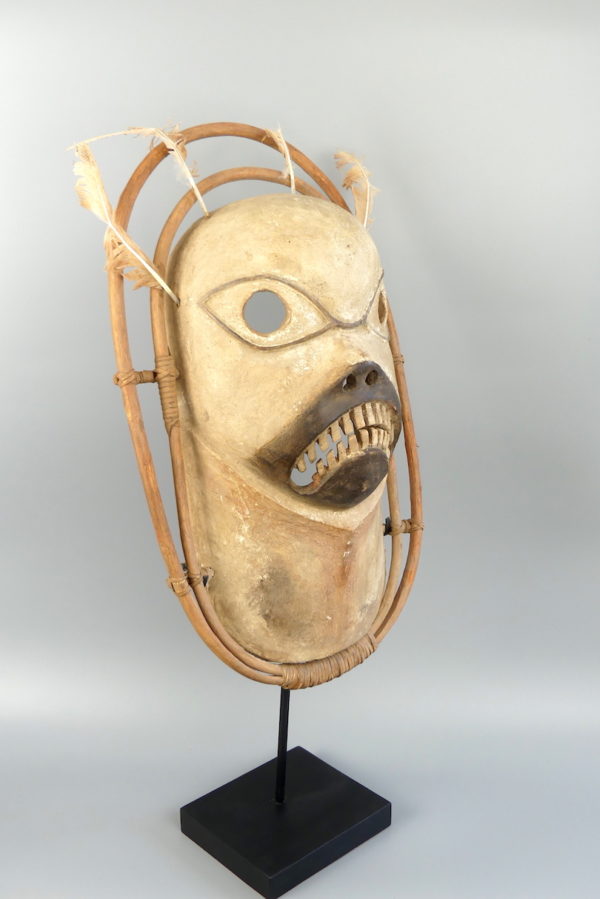 Grand masque Yupik Esprit grimaçant allongé blanc (3/4)