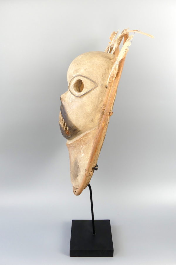Grand masque Yupik Esprit grimaçant allongé blanc (profil)