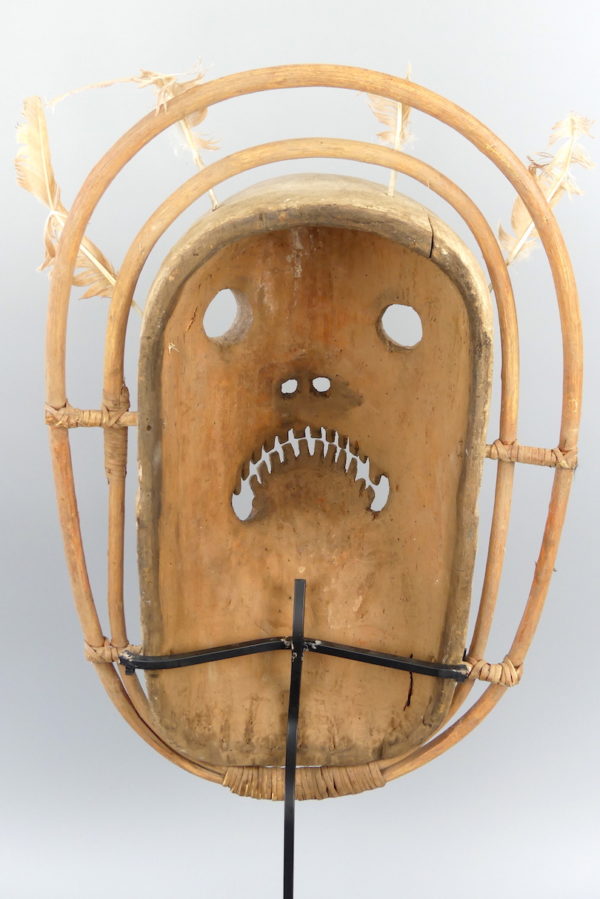Grand masque Yupik Esprit grimaçant allongé blanc (dos)