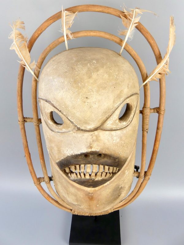Grand masque Yupik Esprit grimaçant allongé blanc (face détail)