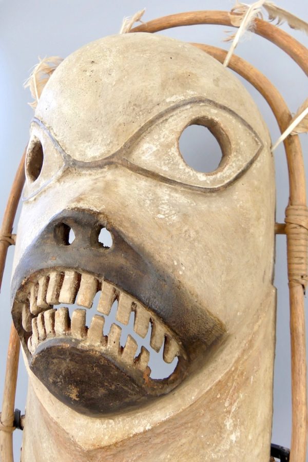 Grand masque Yupik Esprit grimaçant allongé blanc (détail 3/4)