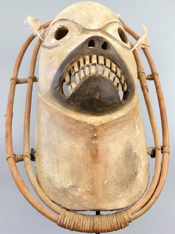 Grand masque Yupik Esprit grimaçant allongé blanc (dessous)