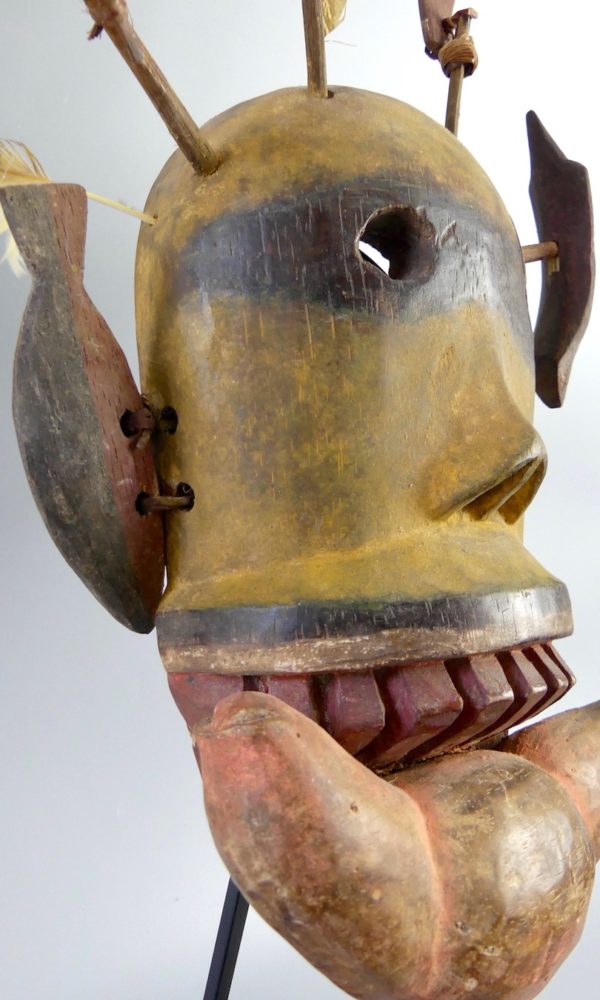 Masque Esprit jaune et noir Yupik (3/4 détail)