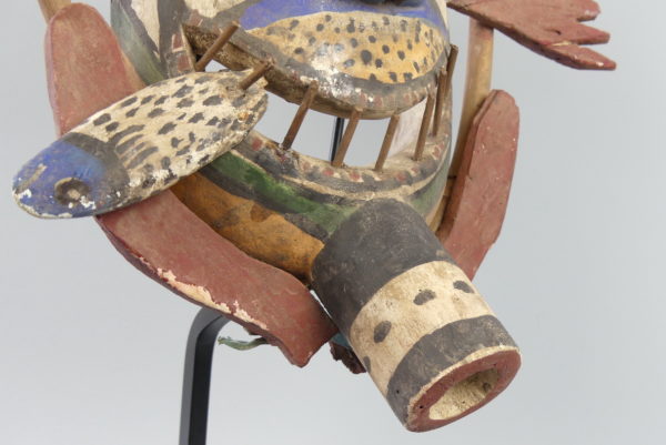 Masque anthropomorphe Esprit rieur ovale (détail)
