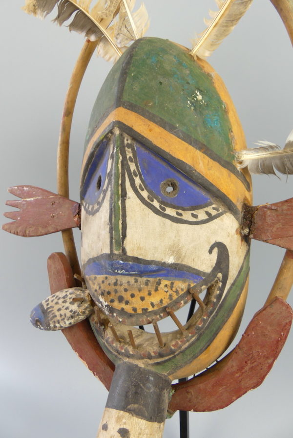 Masque anthropomorphe Esprit rieur ovale (détail 3/4)