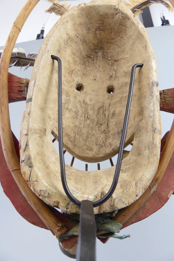 Masque anthropomorphe Esprit rieur ovale (détail dos)