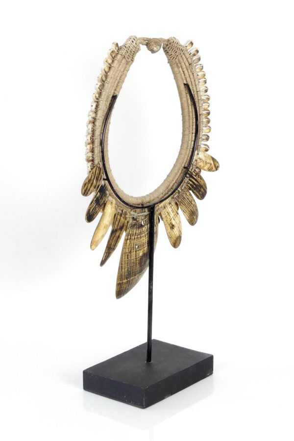 Collier Papou tressé cauris et coquillages (3/4 dos)
