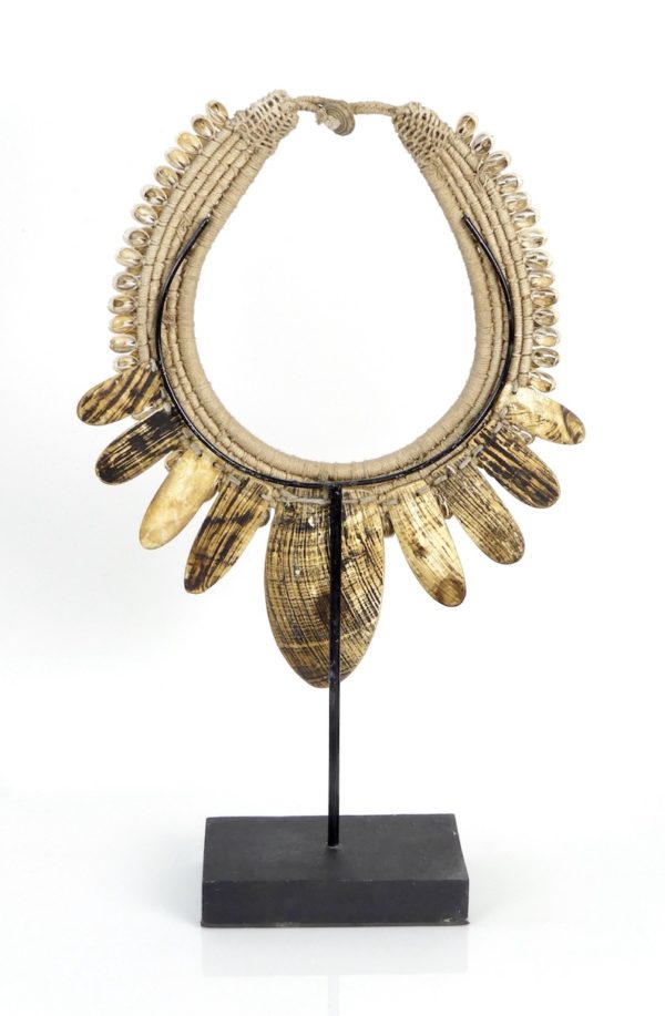 Collier Papou tressé cauris et coquillages (dos)