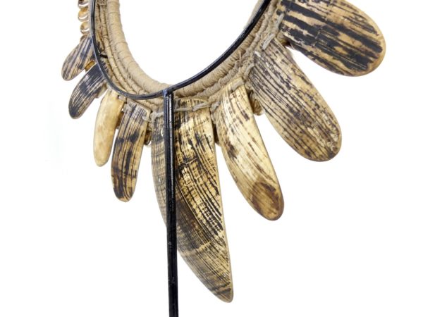 Collier Papou tressé cauris et coquillages (détail dos)