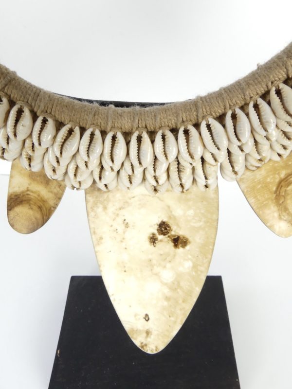 Collier Papou tressé cauris et coquillages (détail)