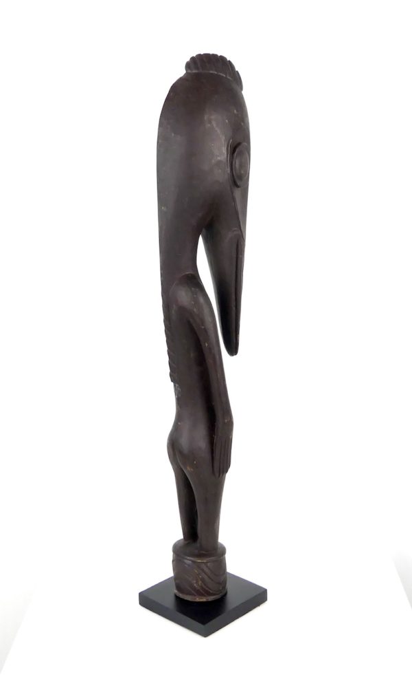 Statue homme-oiseau papou (3/4 dos)
