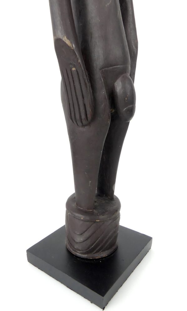 Statue homme-oiseau papou (3/4 détail)