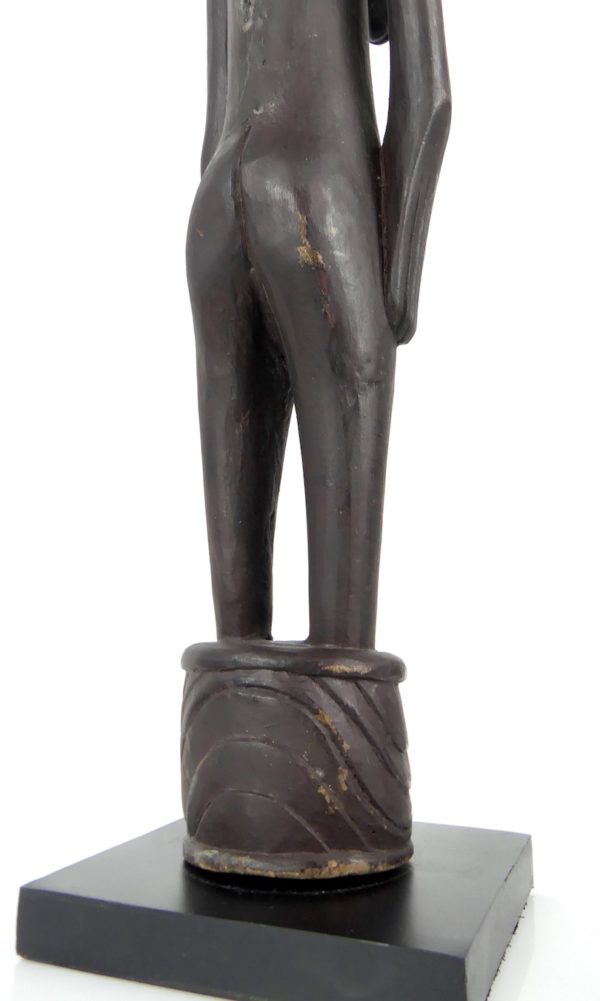 Statue homme-oiseau papou (détail dos)