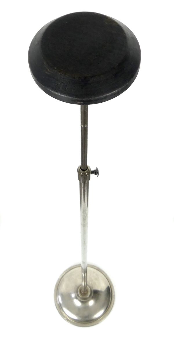 Cagoule noire à croix de Lorraine (dessus porte chapeau)