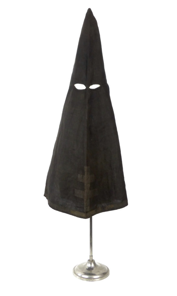 Cagoule noire à croix de Lorraine (face)